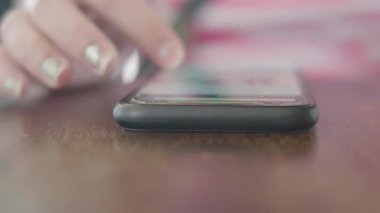 Cep telefonu kullanan Asyalı çocuğun eli kapat.