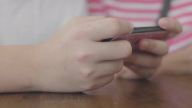 Cep telefonu kullanan Asyalı çocuğun eli kapat.