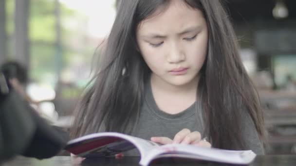 Χαριτωμένο Μικρό Ασιατικό Κορίτσι Casual Ρούχα Καθισμένος Απολαύστε Διαβάζοντας Βιβλίο — Αρχείο Βίντεο