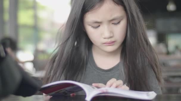 Lindo Poco Asiático Chica Casual Ropa Sentado Disfrutar Leer Libro — Vídeo de stock