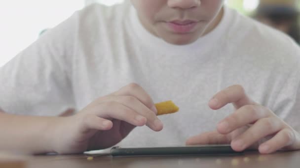 Cerca Mano Asiático Chico Usando Móvil Inteligente Teléfono — Vídeo de stock