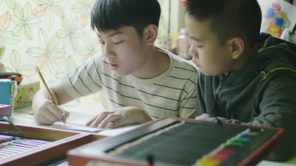 Happy Little Boy Doet Huiswerk Kind Zittend Aan Balie Thuis — Stockvideo