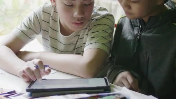 Glücklicher Kleiner Junge Der Seine Hausaufgaben Mit Dem Tablet Computer — Stockvideo