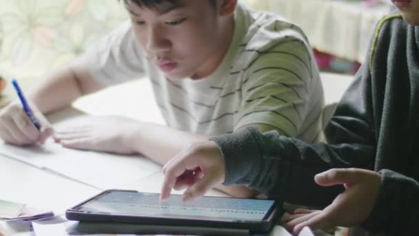 Happy Little Boy Robi Swoją Pracę Domową Komputera Typu Tablet — Wideo stockowe