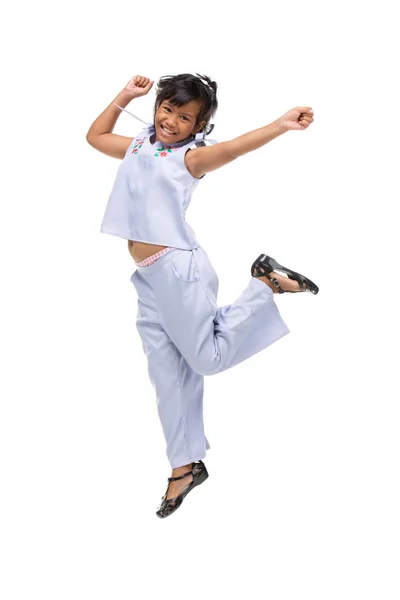 Porträt eines schwarzen asiatischen Kindes, das isoliert auf Weiß springt . — Stockfoto