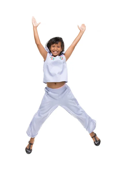 Портрет черного азиатского ребенка, прыгающего изолированным на белом  . — стоковое фото