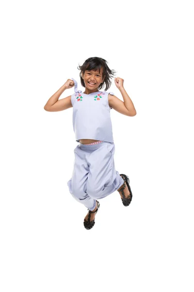 Portret czarnego azjatyckiego dziecka skoki na białym tle . — Zdjęcie stockowe