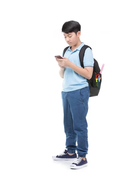 Student jongen met rugzak en briefpapier houden van mobiele telefoon . — Stockfoto