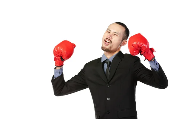 Obchodní asijský muž připravený bojovat s boxerskými rukavicemi. — Stock fotografie