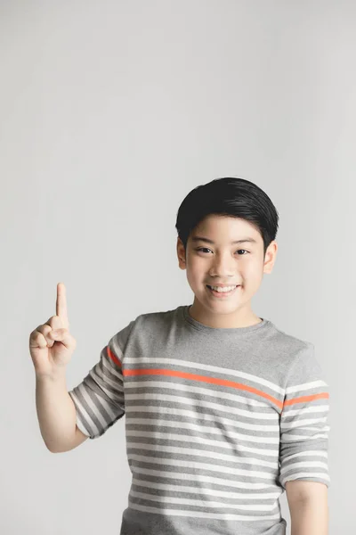Ung asiatisk pojke tänkande och pekar medan leende med Copy SP — Stockfoto