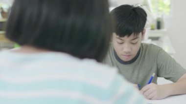 Asyalı çocuk tablet bilgisayar ile ev ödevi yapıyor,Teenage Boy Eğitim Evde Dijital Tablet Kullanarak arkadaşı ile.