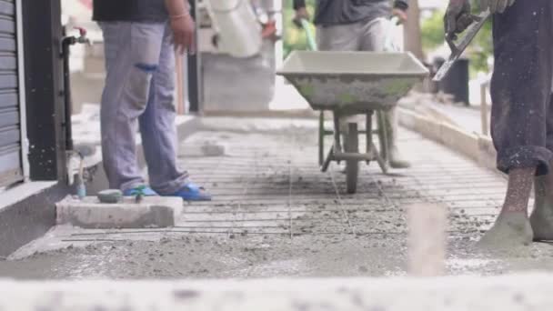 Trabajadores Anónimos Están Vertiendo Hormigón Para Trabajos Raíz Camiones Siemens — Vídeo de stock