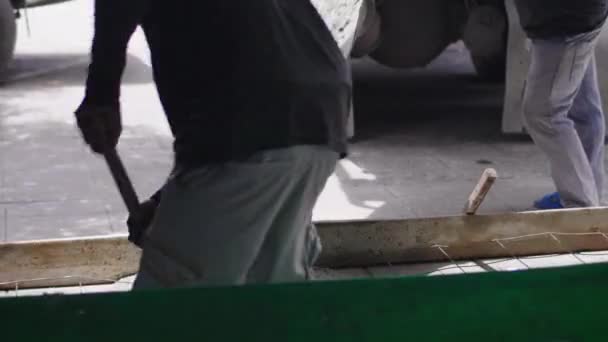 Ανώνυμοι Εργαζόμενοι Ρίχνουν Σκυρόδεμα Για Την Εργασία Ρίζα Φορτηγά Siemens — Αρχείο Βίντεο