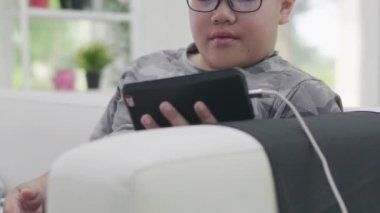Dijital nesil. Cep telefonu ve dijital tablet online çeşitleri. 