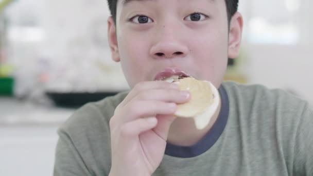 Щаслива Азіатська Дитина Насолоджується Їжею Вдома Посмішкою Обличчя — стокове відео