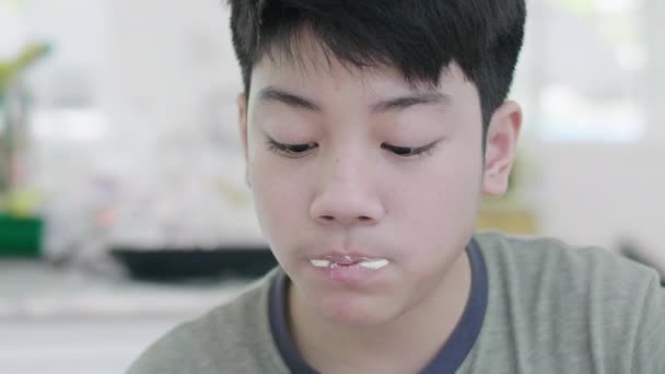 Gelukkig Aziatisch Kind Genieten Van Het Eten Thuis Met Glimlach — Stockvideo