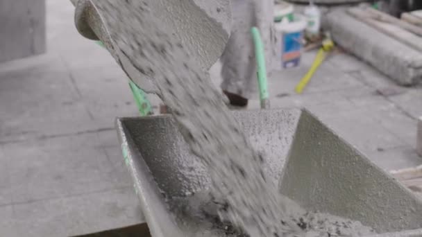 Anonymní pracovníci nalévali beton pro práci s kořínky, vozy Siemens uvolňující hotové betonové směsi na pracoviště.