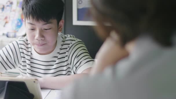 Asiático Chico Haciendo Tarea Con Computadora Tableta Teenage Boy Studying — Vídeo de stock