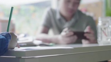 Asyalı çocuk tablet bilgisayar ile ev ödevi yapıyor,Teenage Boy Eğitim Evde Dijital Tablet Kullanarak arkadaşı ile.