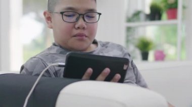 Dijital nesil. Cep telefonu ve dijital tablet online çeşitleri. 