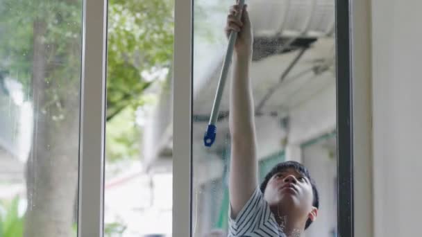 Pojken Använder Glas Trasa För Att Torka Huset Med Ett — Stockvideo