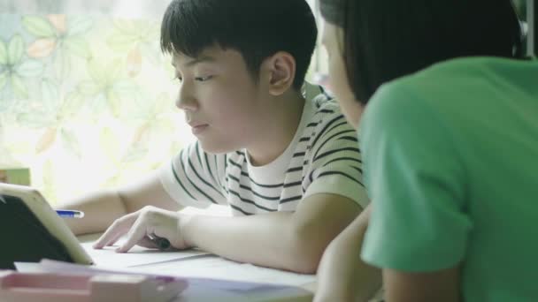 Asiático Chico Haciendo Tarea Con Computadora Tableta Teenage Boy Studying — Vídeos de Stock