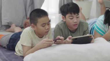 Dijital nesil. Cep telefonu ve dijital tablet online çeşitleri.