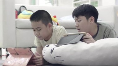 Dijital nesil. Cep telefonu ve dijital tablet online çeşitleri. 