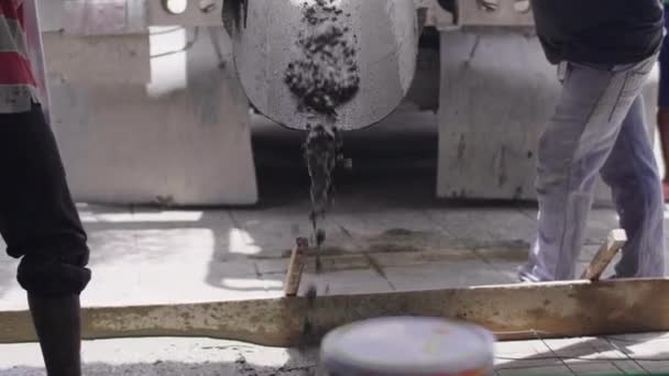Trabalhadores Anônimos Estão Derramando Concreto Para Trabalho Raiz Caminhões Siemens — Vídeo de Stock
