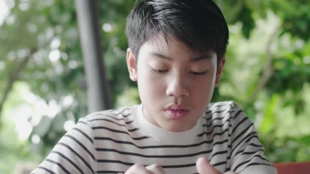 亚洲男孩玩平板电脑与微笑的脸 — 图库视频影像