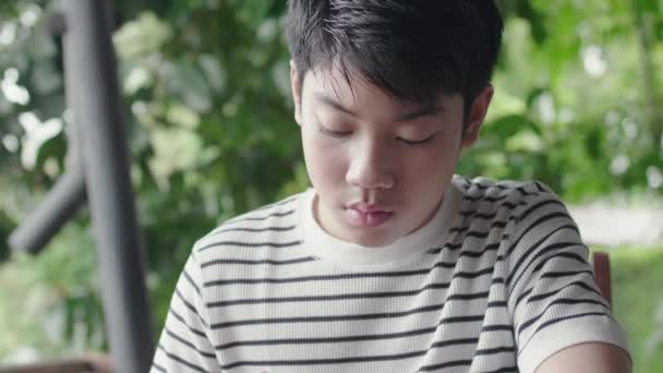 Asiatischer Junge Spielt Mit Lächeln Auf Tablet Computer — Stockvideo