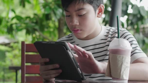 Asiatisk Pojke Spelar Tablet Med Smile Face — Stockvideo