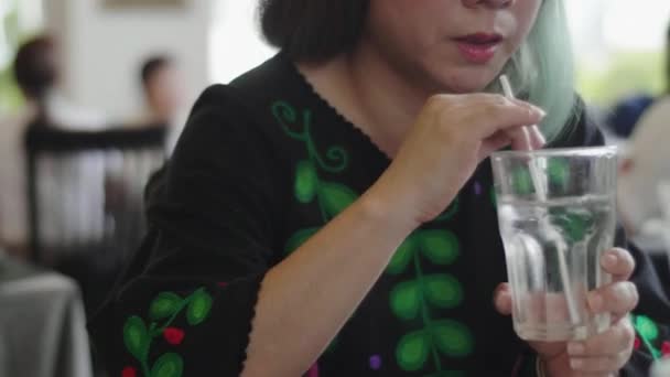 Joven Mujer Asiática Bebiendo Agua Con Cara Sonriente — Vídeo de stock