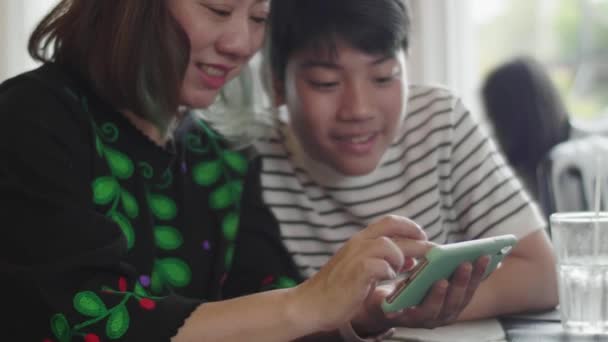 Lycklig Asiatisk Pojke Njuter Att Äta Lunch Restaurang Med Smile — Stockvideo