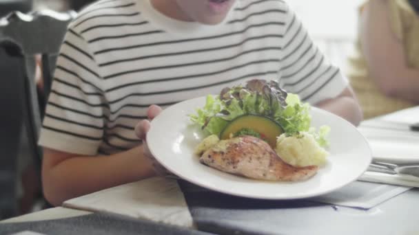 Feliz Asiático Chico Disfrutar Comer Almuerzo Restaurante Con Sonrisa Cara — Vídeo de stock