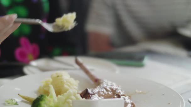 Feliz Asiático Chico Disfrutar Comer Almuerzo Restaurante Con Sonrisa Cara — Vídeos de Stock
