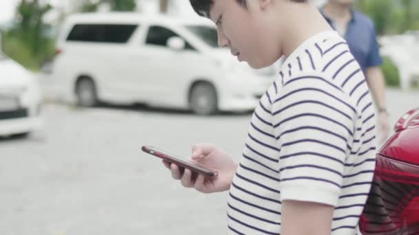 Asian Preteen Chłopiec Gra Telefon Komórkowy Pobliżu Drogi Excite Twarz — Wideo stockowe