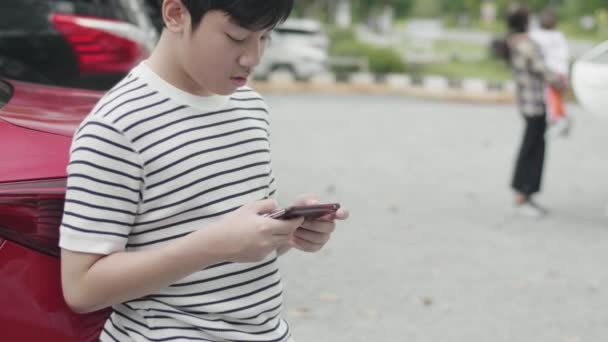 Asiático Preadolescente Niño Jugando Juego Móvil Cerca Carretera Con Excitar — Vídeo de stock