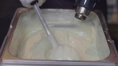 Çikolata işaretleme odasında, çikolata üretimi, çikolata fabrikası,