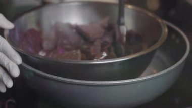 Çikolata işaretleme odasında, çikolata üretimi, çikolata fabrikası,