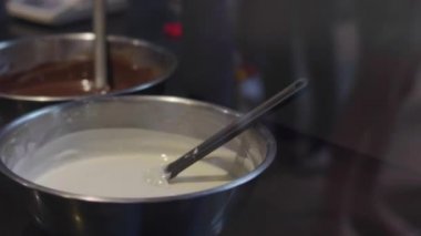 Çikolata işaretleme odasında, çikolata üretimi, çikolata fabrikası,