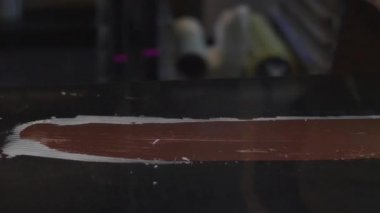 Çikolata işaretleme odasında, çikolata üretimi, çikolata fabrikası,