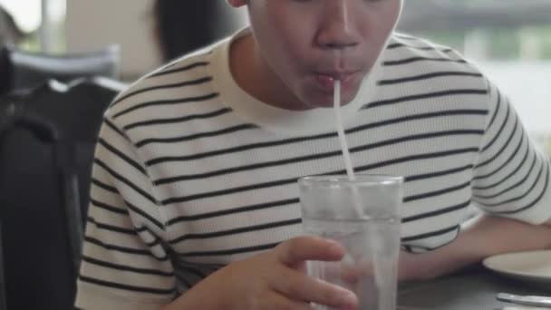 Junge Asiatische Junge Trinken Wasser Mit Smily Gesicht — Stockvideo