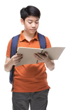 Beyaz arka plan üzerinde okul kırtasiye ile Sevimli asya çocuk .