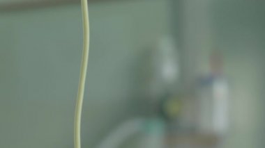 Hastanede yatan bir hasta yemek borusuyla besleniyor.