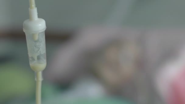 食物パイプを介して病院の給餌に横たわっている患者1人 — ストック動画