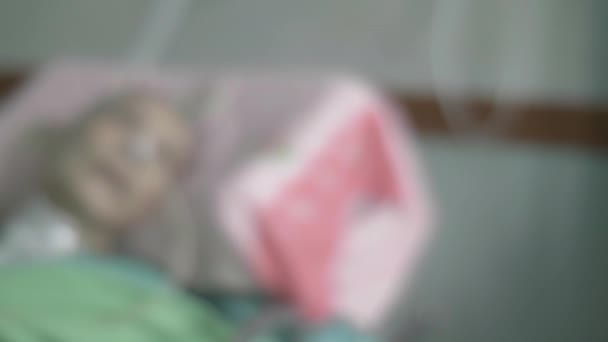Ένας Ασθενής Ξαπλωμένος Στο Νοσοκομείο Τρέφεται Μέσω Του Σωλήνα Τροφίμων — Αρχείο Βίντεο