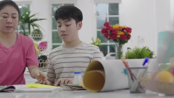 Aziatische Moeder Helpen Mijn Zoon Doen Kunst Naar Leraar Morgen — Stockvideo