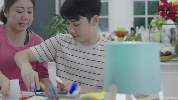 Asian Mother Helping Son Art Order Send Teacher Tomorrow — Stock Video