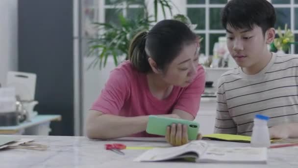 Aziatische Moeder Helpen Mijn Zoon Doen Kunst Naar Leraar Morgen — Stockvideo